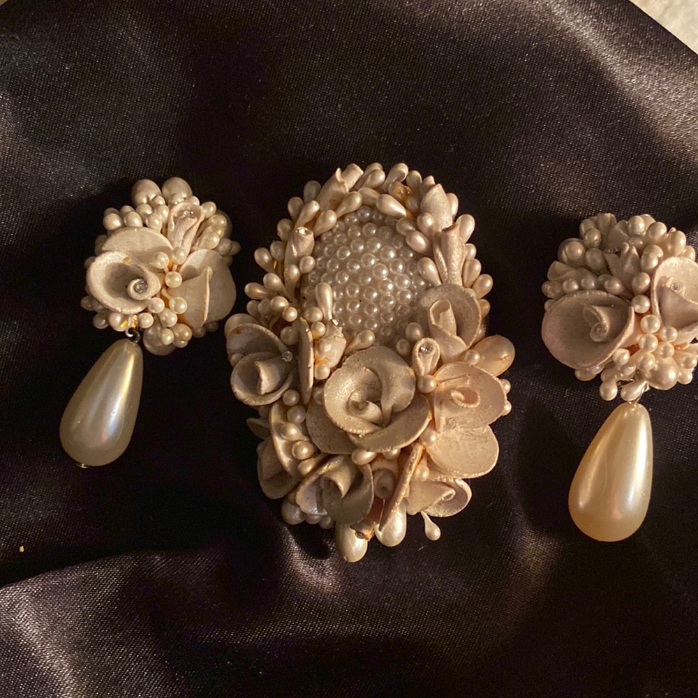 Wedding broach and earrings to match.
